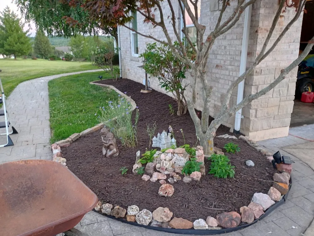 Local yard maintenance in Jonesburg, MO - 1 Handy Woman Services & Landscape