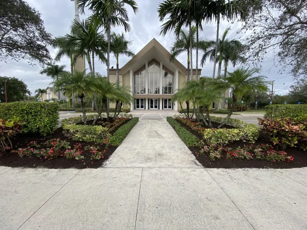 Custom yard cleanup service for beautiful yards across Davie, FL - 1988 Lawn Care