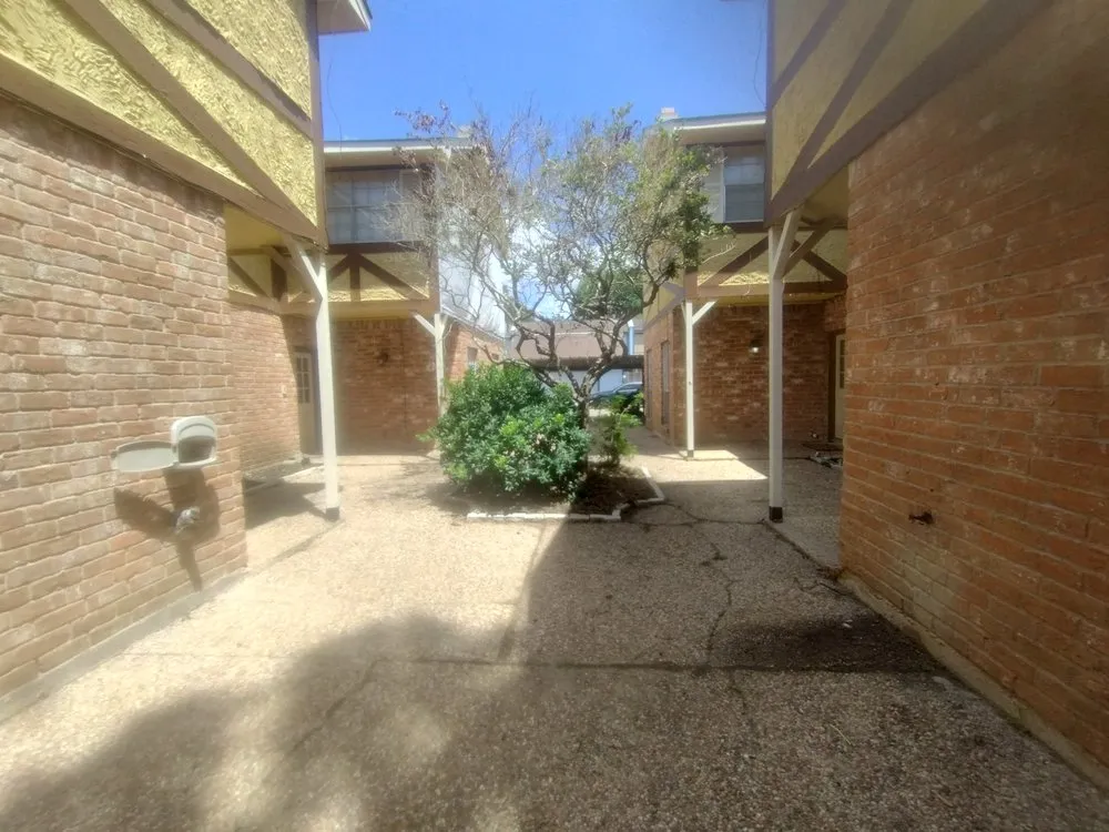 Top-rated residential landscaping in Katy, TX by 19Rozez