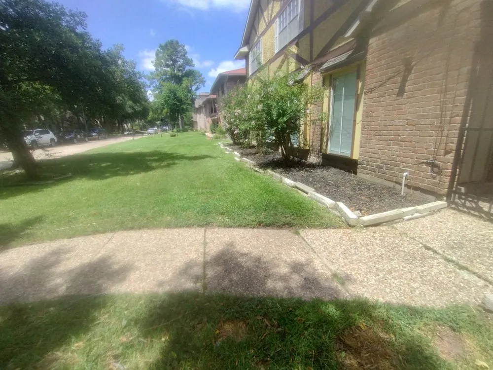 Local outdoor landscaping experts serving Katy, TX - 19Rozez