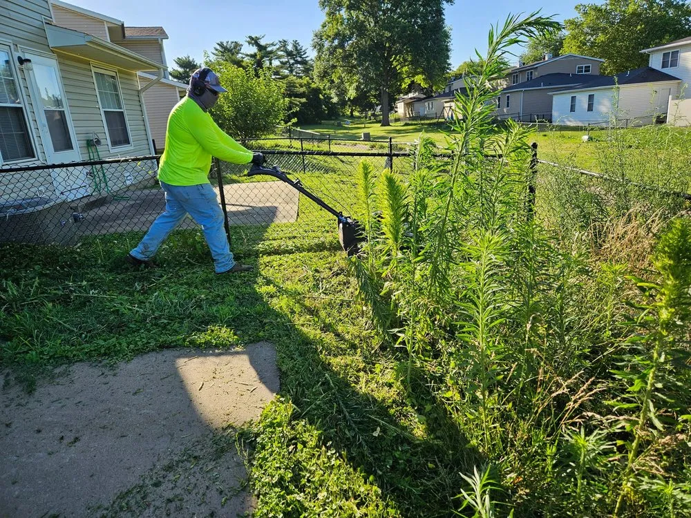 Custom yard cleanup service in Ft Leavnwrth, KS by 1st City Lawn Reapers
