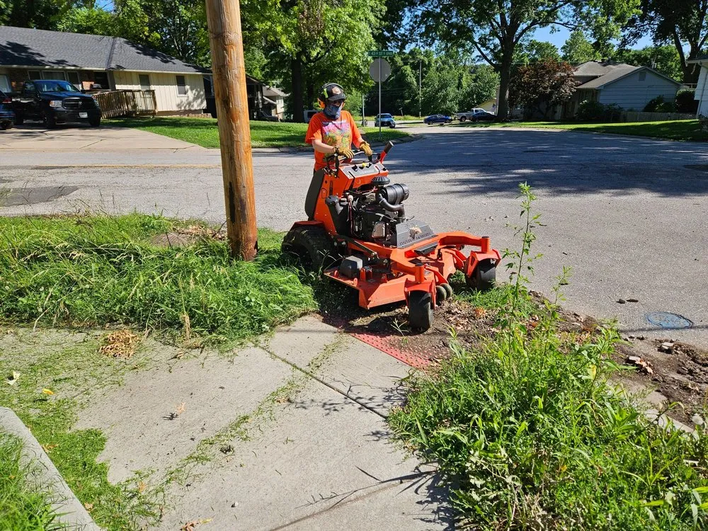 Local landscaping services in Ft Leavnwrth, KS - 1st City Lawn Reapers