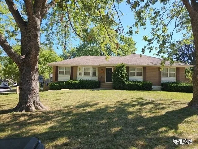 Custom residential landscaping experts serving Ft Leavnwrth, KS - 1st City Lawn Reapers