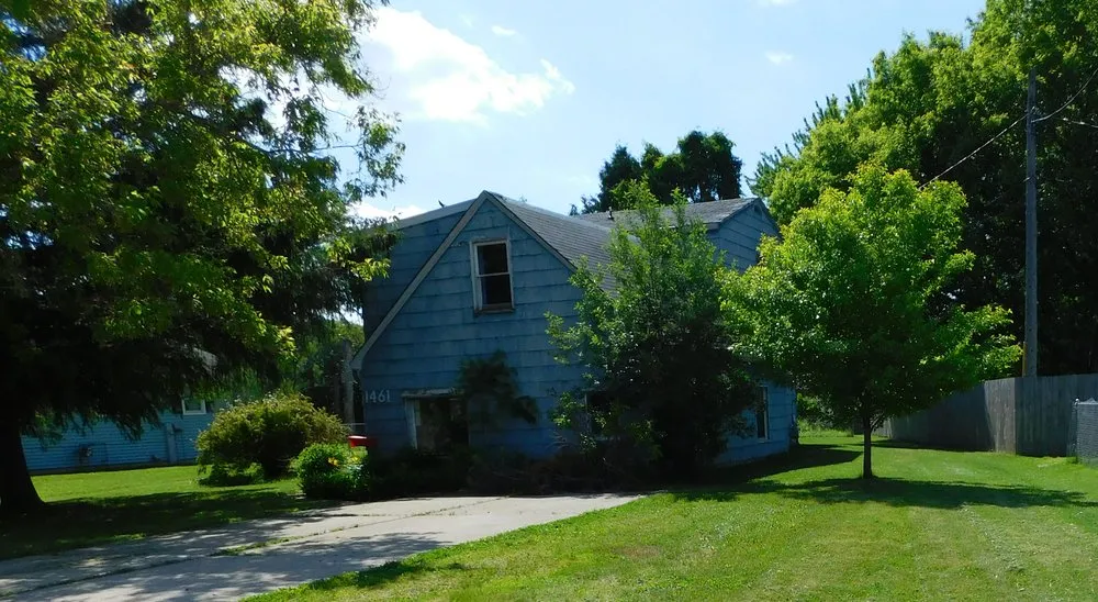 Affordable yard cleanup service in Oshkosh, WI - 2 bud's N a bucket