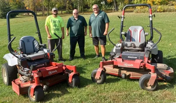 2 bud's N a bucket Logo