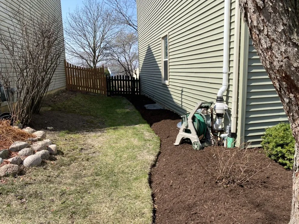 Local yard cleanup service in Elgin, IL by 2 Hermanos Landscaping