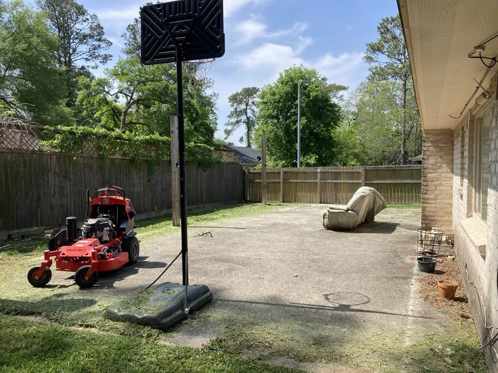 Custom lawn mowing service in Huffman, TX by 2100 Lawn Cutters