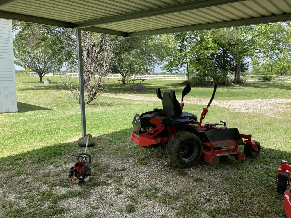 Top-rated yard maintenance with custom design in Huffman, TX by 2100 Lawn Cutters