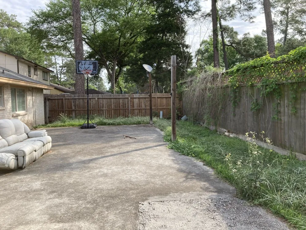 Professional lawn care service in Huffman, TX by 2100 Lawn Cutters