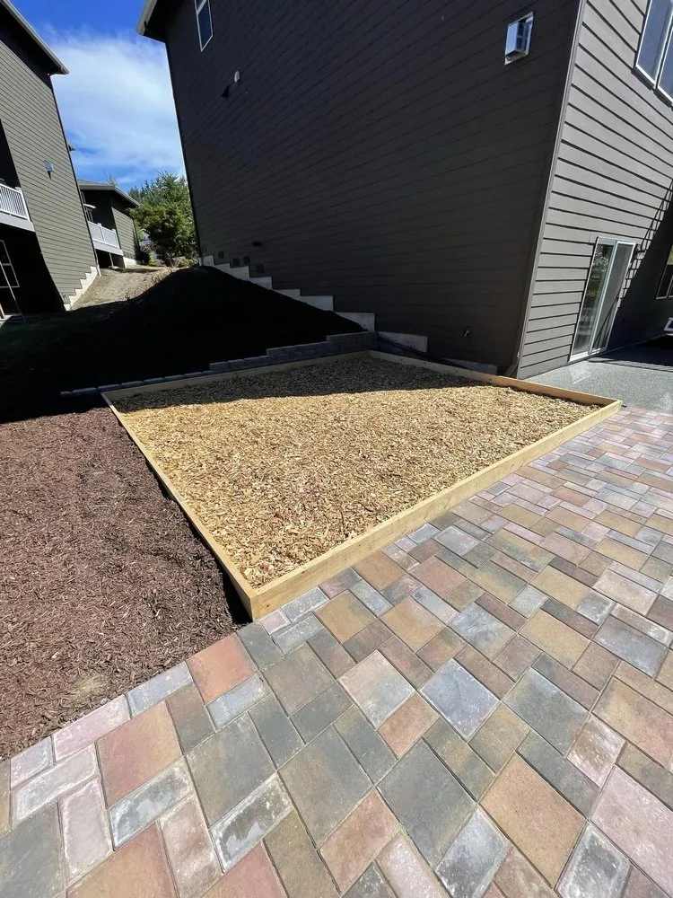 Affordable yard cleanup service in Lynnwood, WA by 2Bellas Landscaping Services