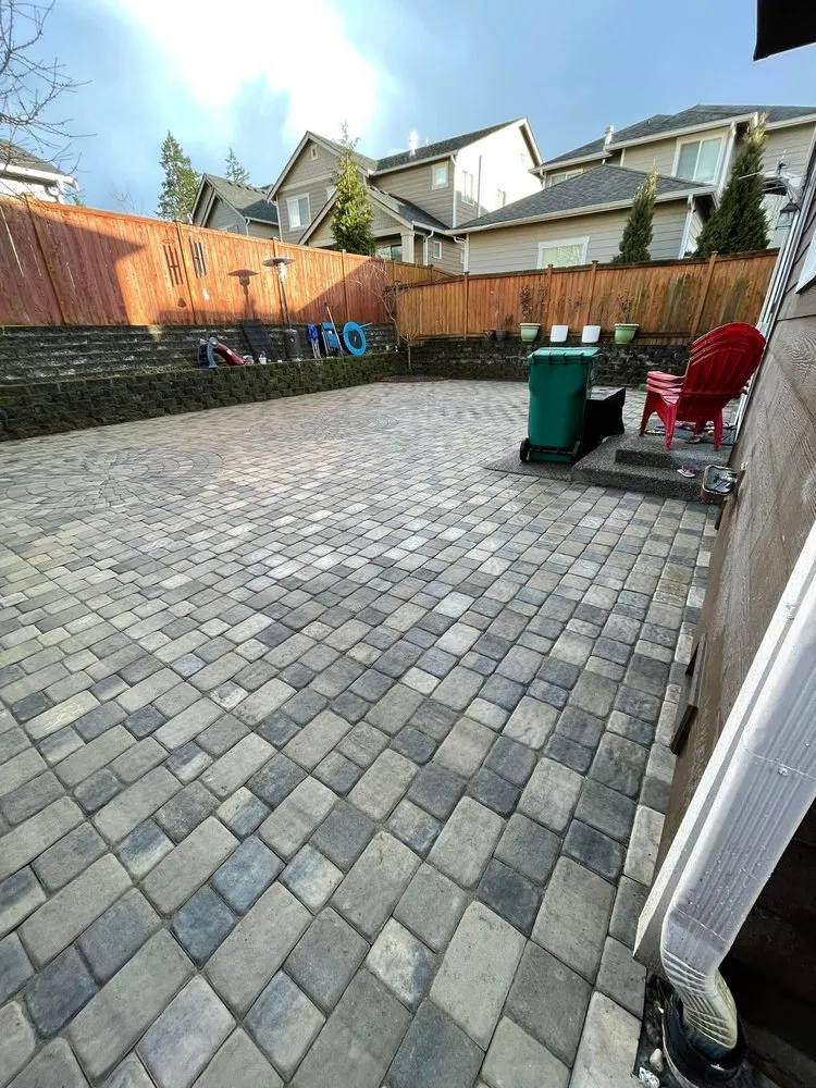 Reliable garden landscaping in Lynnwood, WA by 2Bellas Landscaping Services