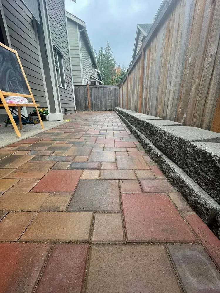 Reliable yard maintenance in Lynnwood, WA by 2Bellas Landscaping Services