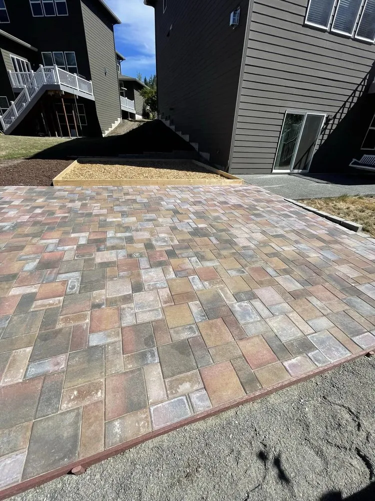 Professional yard maintenance with custom design in Lynnwood, WA by 2Bellas Landscaping Services