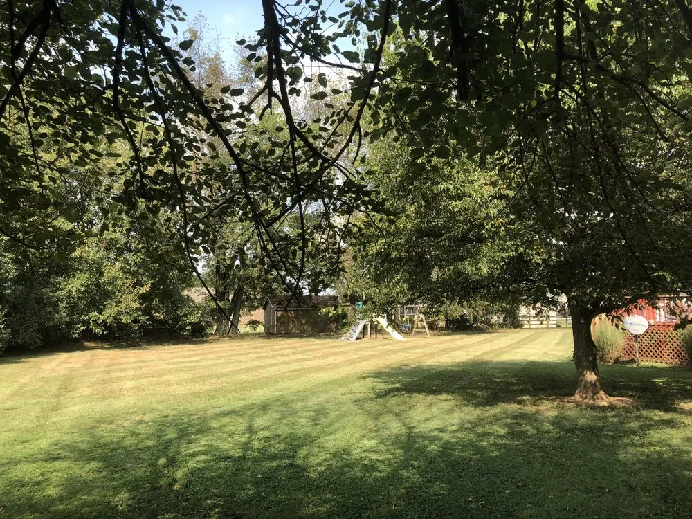 Professional lawn care service experts serving Oakland, KY - 2nd To None Lawncare