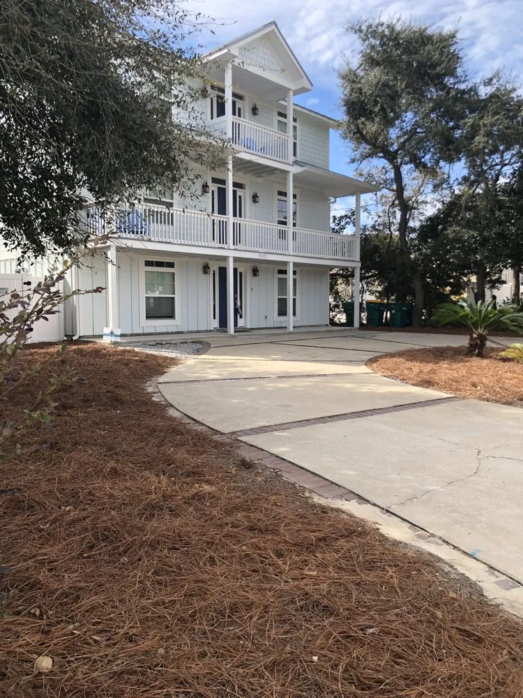 Top-rated yard cleanup service for residential properties across Santa Rosa Beach, FL - 30A eco straw