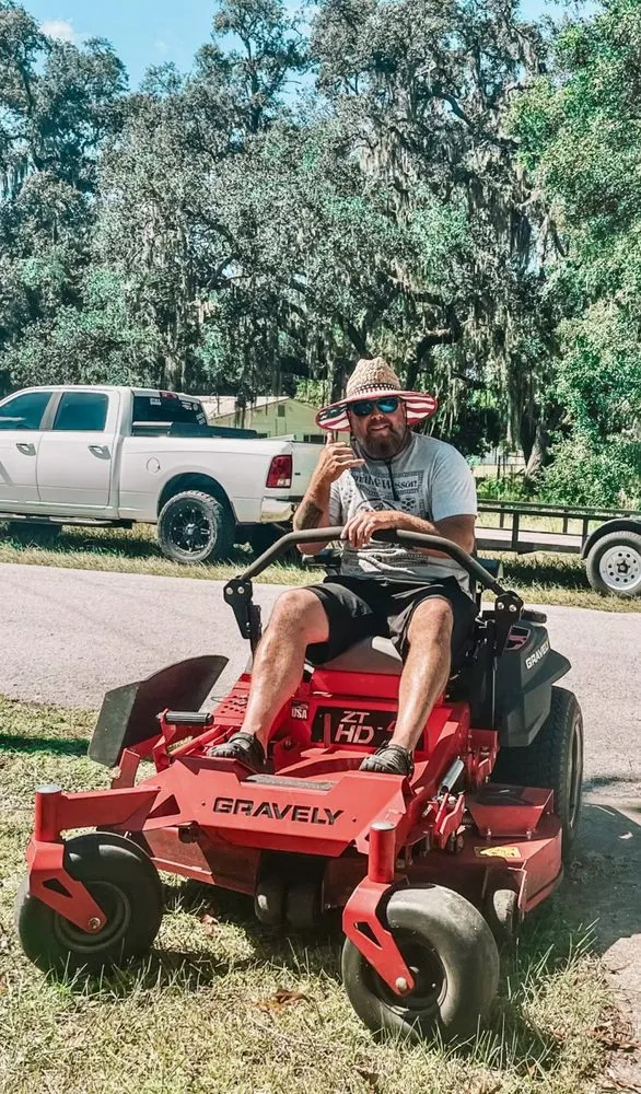 Top-rated lawn care service in Brooksville, FL - 352 Total lawn care