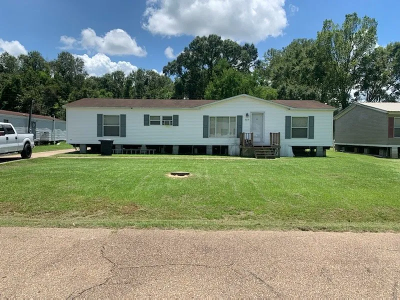 Reliable yard cleanup service in Baton Rouge, LA by 4 Bros In A Truck Lawn Service