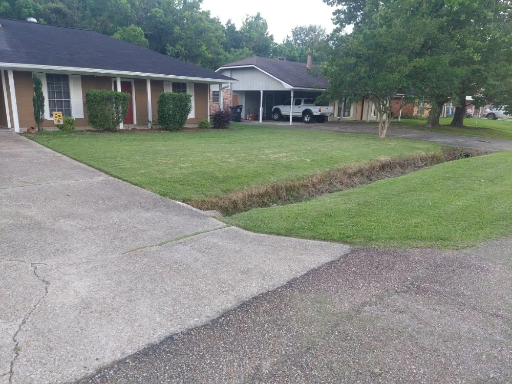 Custom yard maintenance experts serving Baton Rouge, LA - 4 Bros In A Truck Lawn Service