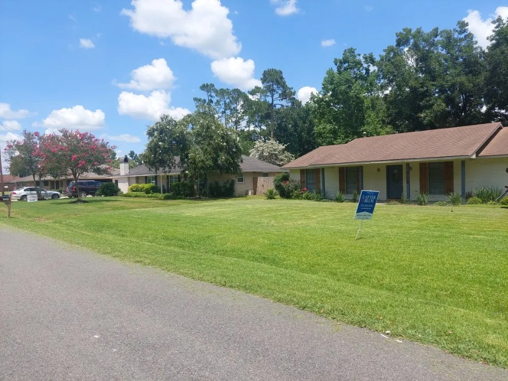 Expert lawn care service in Baton Rouge, LA by 4 Bros In A Truck Lawn Service