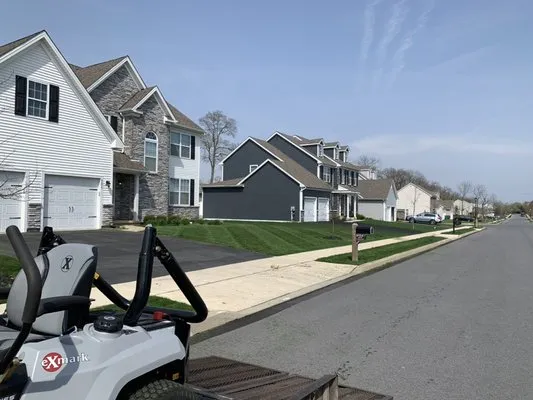 4 Seasons Lawn and Land Logo