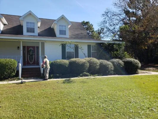 4 Seasons Lawn Maintenance Logo