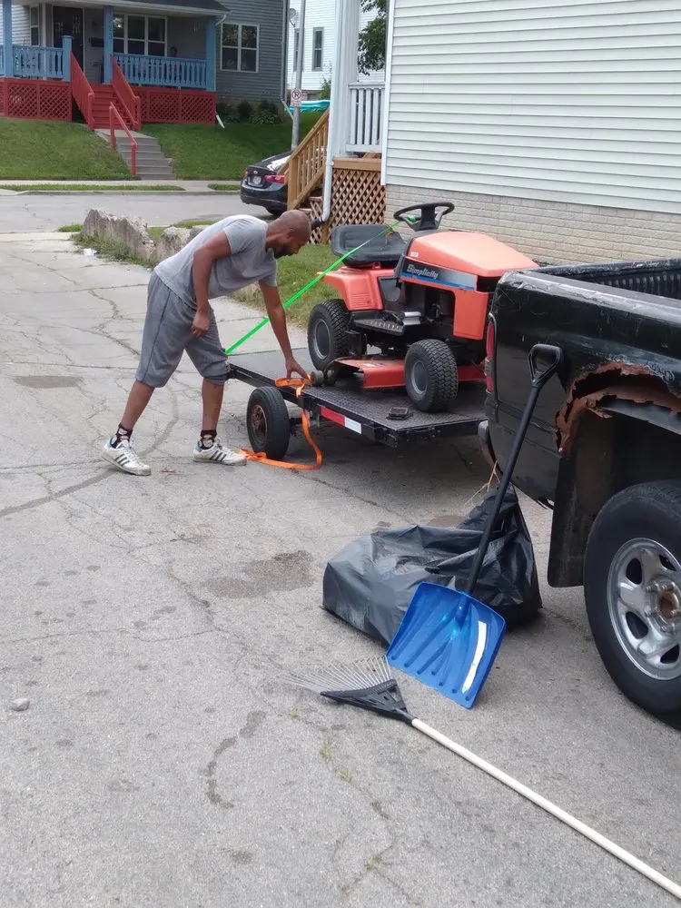 Top-rated yard cleanup service in Milwaukee, WI by 414 You Invest Services Group