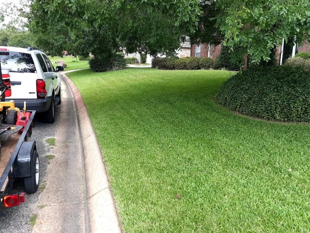 Reliable lawn care service experts serving Pensacola, FL - 5 Pages' Lawncare
