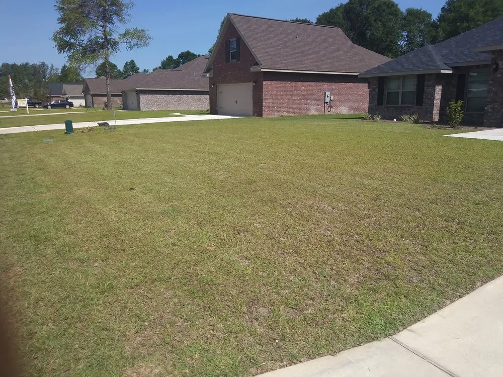 Custom yard maintenance for beautiful yards in Pensacola, FL by 5 Pages' Lawncare