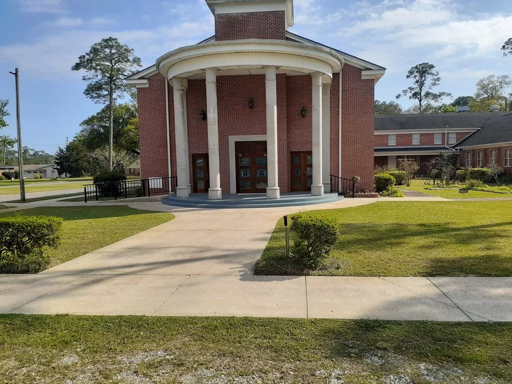 Reliable yard maintenance experts serving Pensacola, FL - 5 Pages' Lawncare