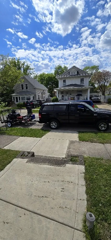 Reliable lawn mowing service experts serving Bloomington, IL - 5star Lawn Care