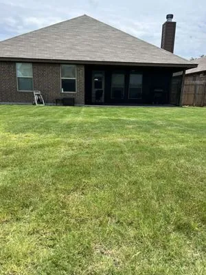 8 Second Yard Care Logo