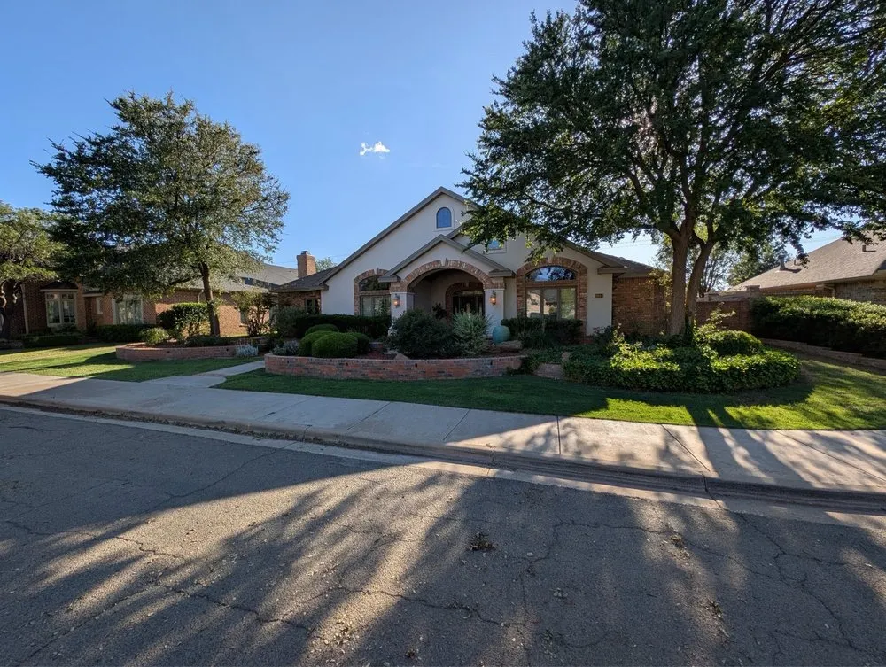 Custom garden landscaping in Lubbock, TX by 806 Lawncare and Landscaping