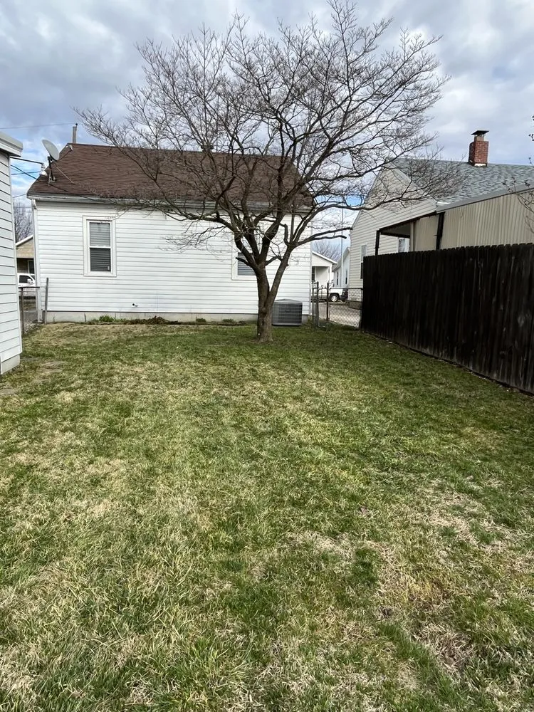 Custom yard cleanup service experts serving Evansville, IN - 812 E & G LAWN CARE