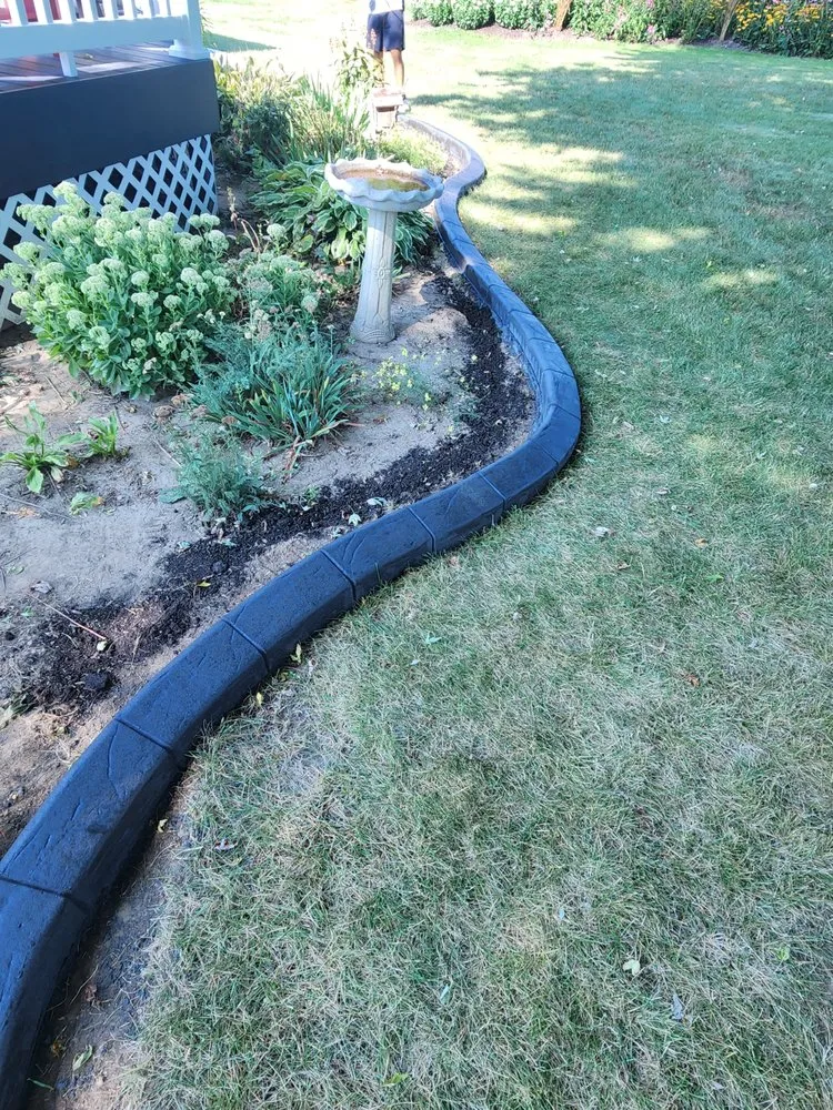 Custom residential landscaping in Freeport, IL - 815 Curbing