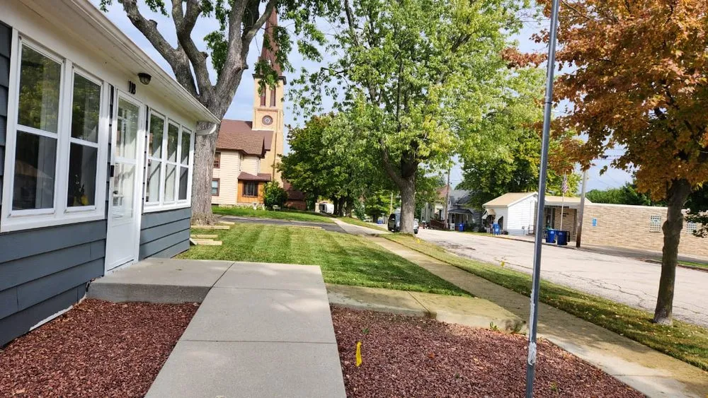 Professional yard maintenance experts serving Milwaukee, WI - 876 Xtra Handz