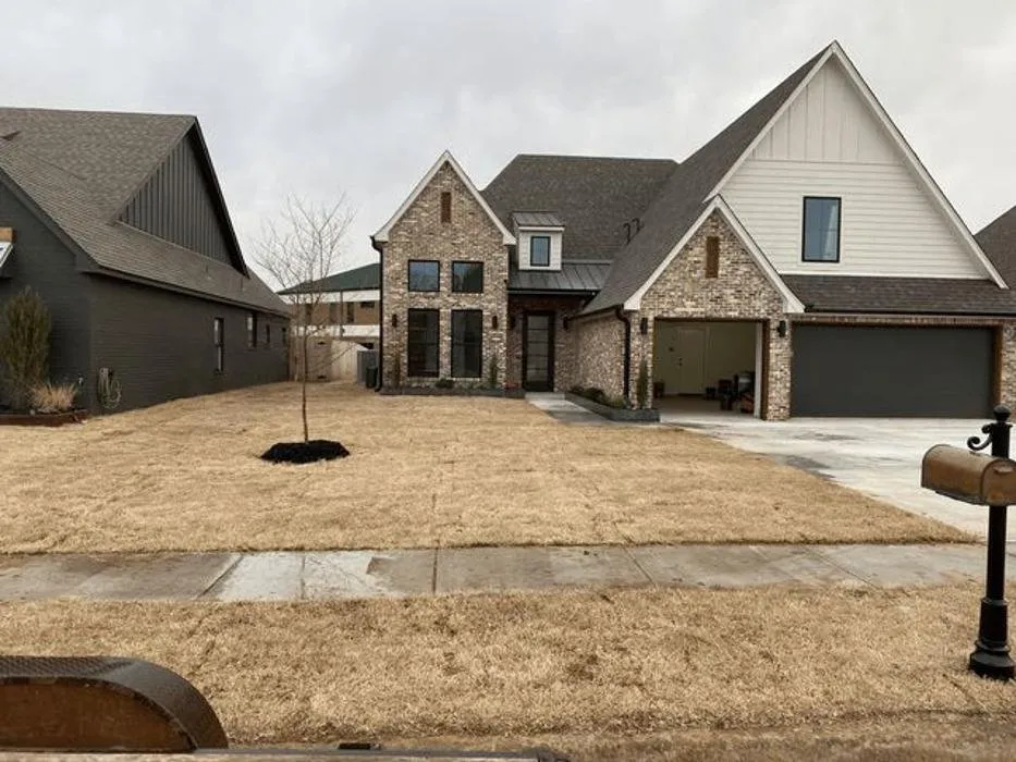 Top-rated yard cleanup service in Jenks, OK by 918 Landscape