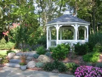 Professional lawn care service experts serving New Orleans, LA - A Beautiful Estate, Inc.