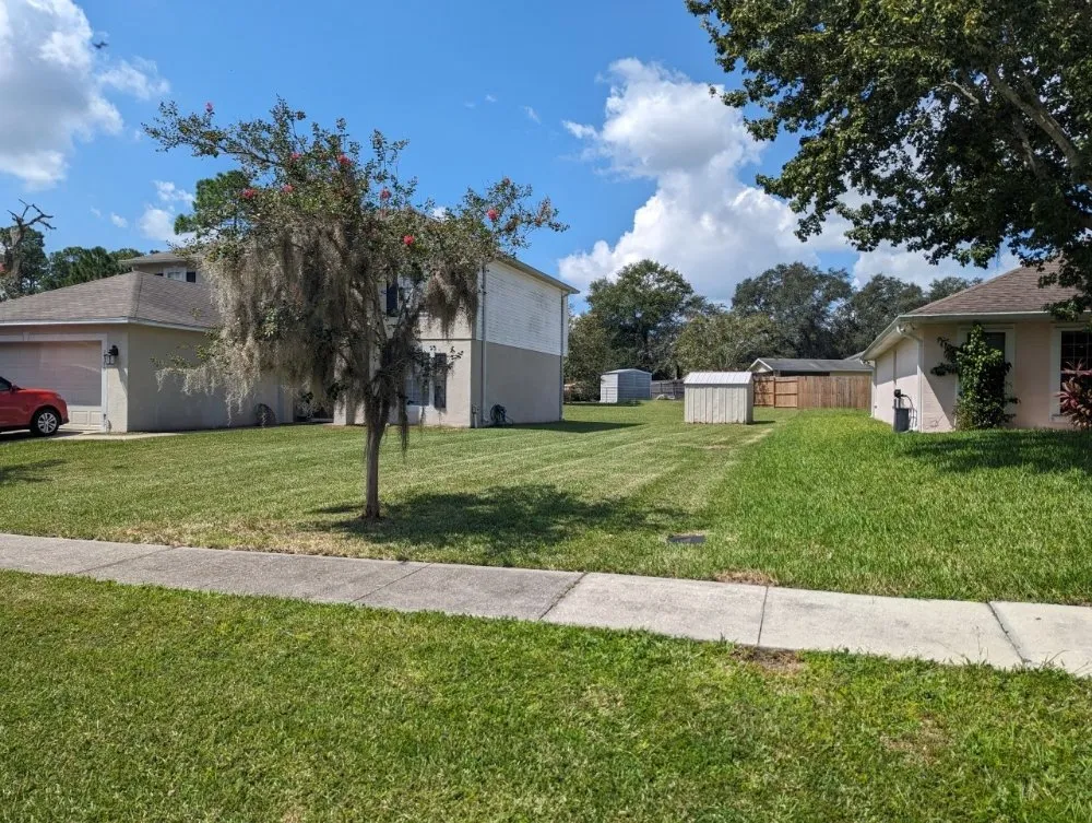 Custom yard maintenance in Deltona, FL by A Man Da's It Better