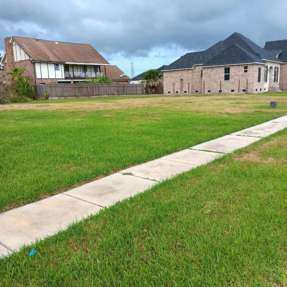 Professional garden landscaping for homes in New Orleans, LA by A-Miracle Lawn Care Services