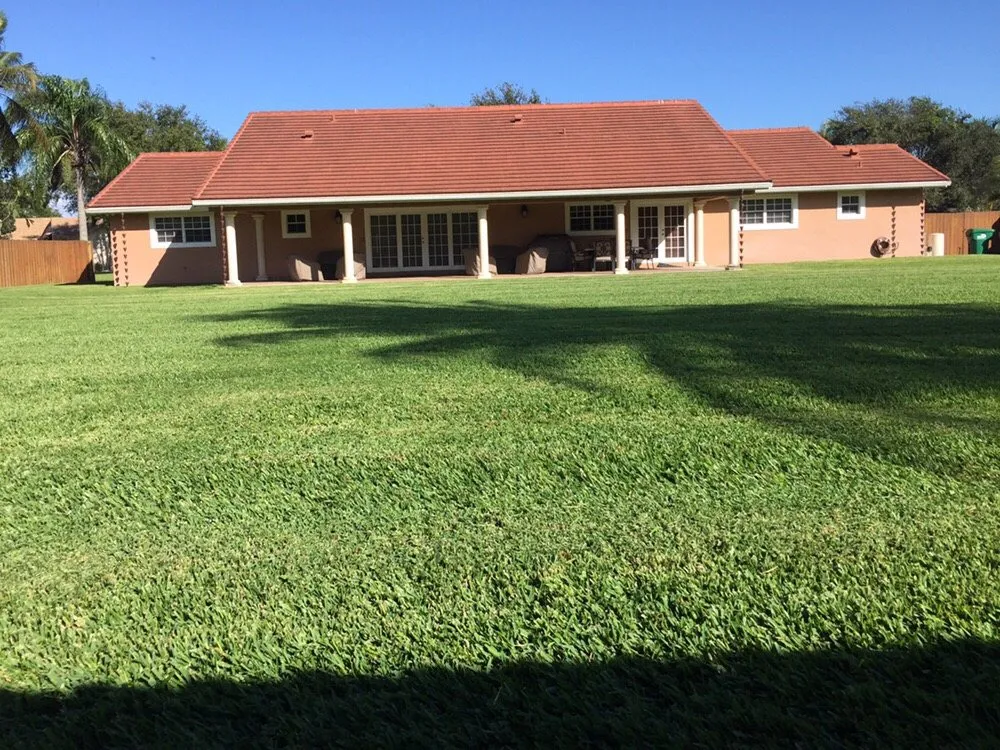 Reliable yard maintenance in Miami, FL by A R Lawn Service