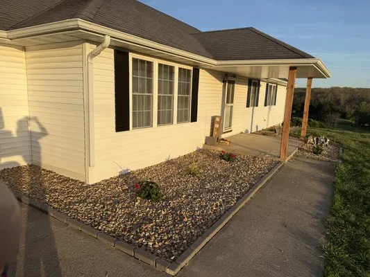 A2b Lawn & Landscape Logo