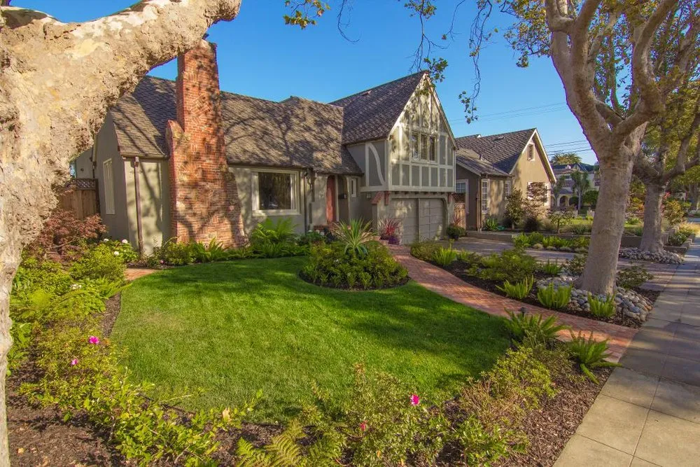 Local lawn care service for residential properties in Redwood City, CA by A&A Landscape