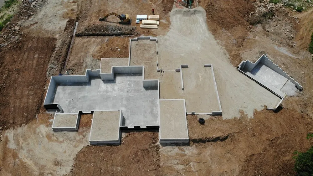 Custom lawn mowing service for residential properties in New Albany, IN by AAA Concrete Services