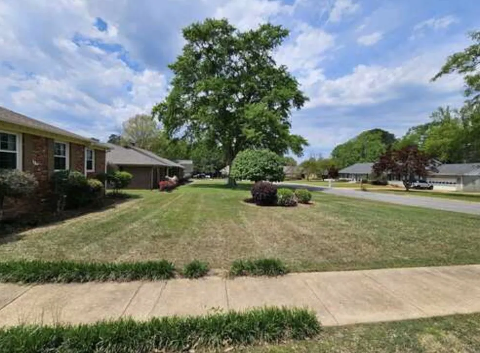 Top-rated yard maintenance experts serving Rainbow City, AL - Aaa Lawn Service