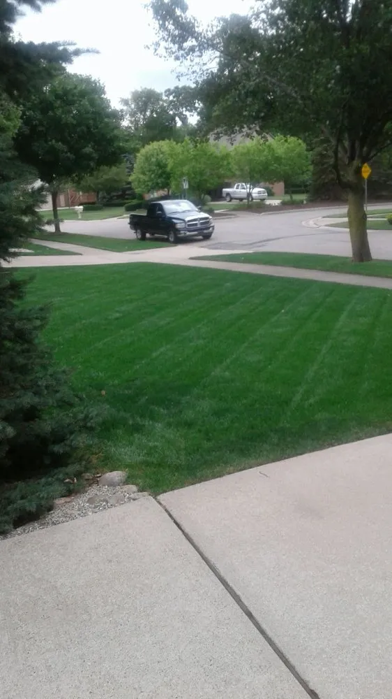 Top-rated yard maintenance in Waterford Township, MI by Aaron's lawn care