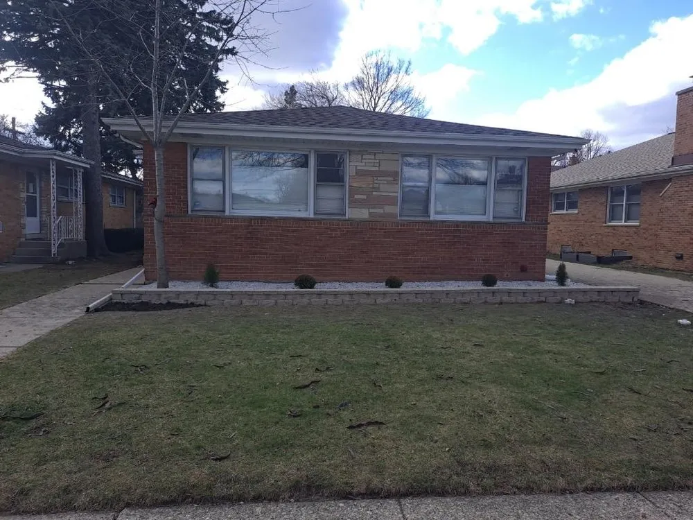 Custom garden landscaping in Skokie, IL by Abraham landscaping