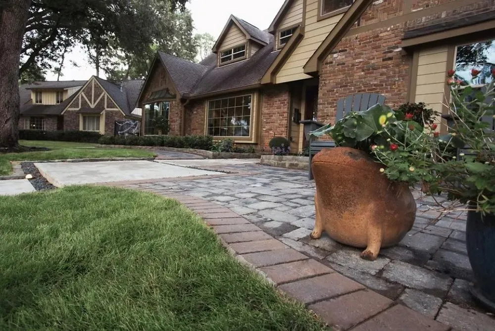 Custom outdoor landscaping in Houston, TX by Absolute Lawn Care and Landscaping