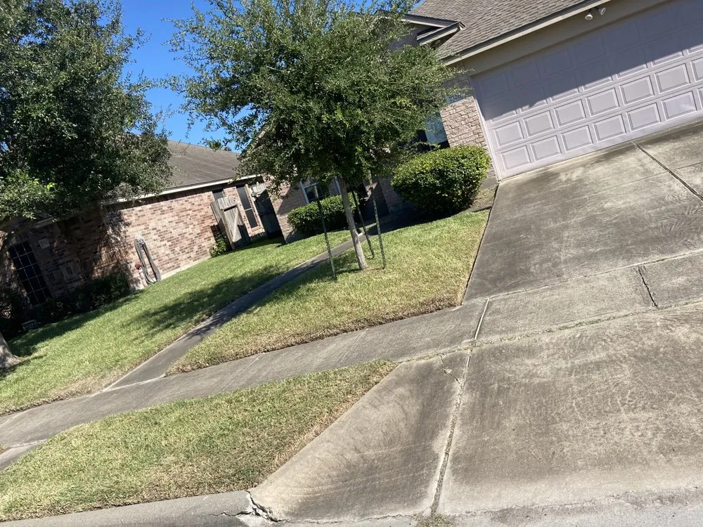 Local residential landscaping experts serving Sinton, TX - Acosta's Lawn Services & More