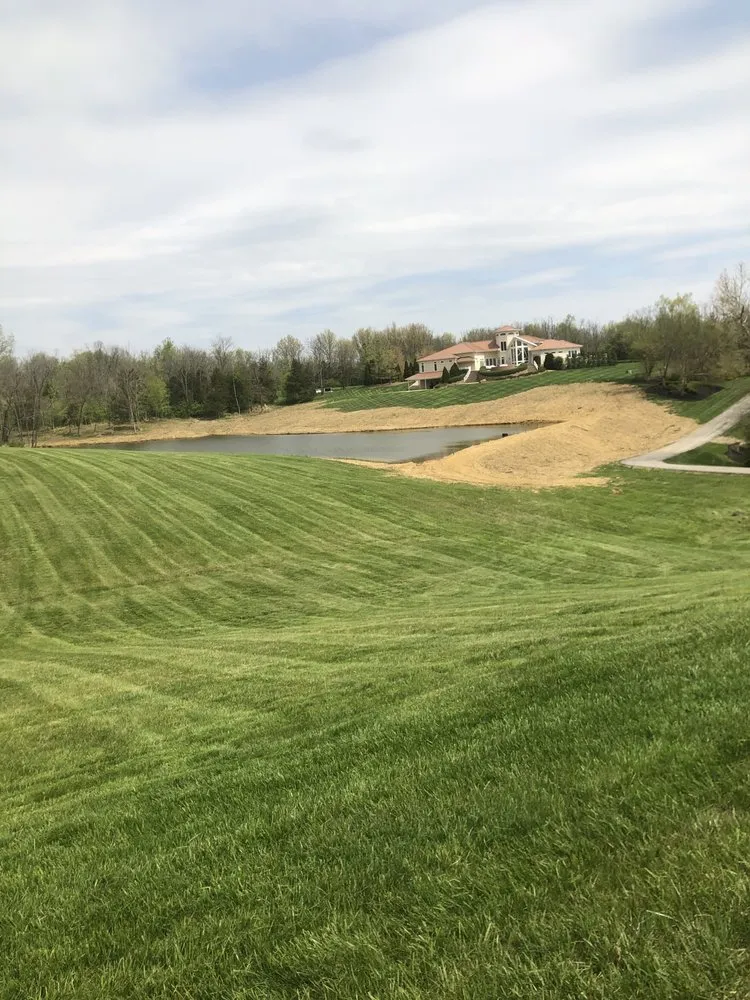 Affordable yard cleanup service in Louisville, KY - Act's 2 & 38 Lawn Care