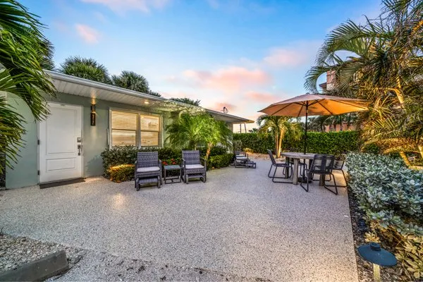 Advanced Lawn & Landscaping Logo